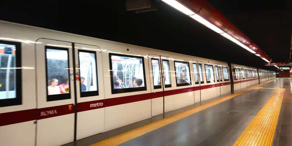 Borseggio in Metro a Milano, Roma o Napoli: Guida Completa alla Denuncia e Cosa Fare (2025)